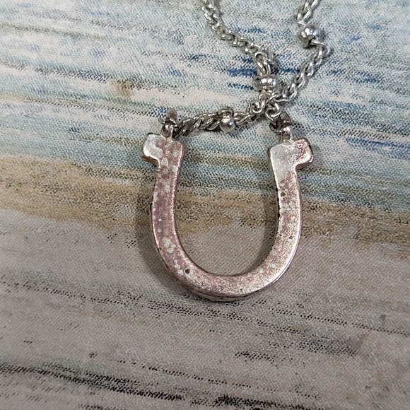 FOSSIL Horseshoe Necklace. - Picture 3 of 7